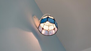 Una lámpara de pared con un diseño geométrico.