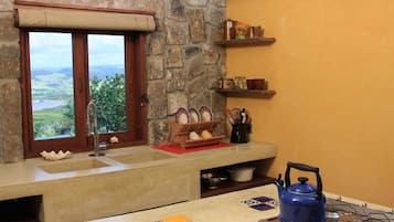 Villa, 2 chambres, non-fumeurs | Cuisine privée | Grand réfrigérateur, micro-ondes, plaque de cuisson