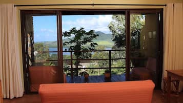 Studio, 1 trÚs grand lit, non-fumeurs, vue lagon | Coin séjour | Télévision à écran plasma de 32 pouces avec chaßnes par cùble