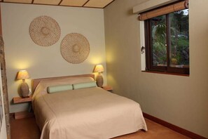Estúdio, 1 cama King, para não fumantes, vista para a lagoa | Cofres nos quartos, ferros/tábuas de passar roupa, Wi-Fi de cortesia