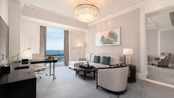 Suite | In-room safe, desk, soundproofing, free WiFi