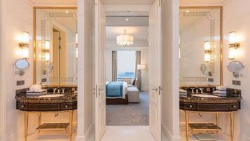 Suite | Bathroom | Shower, rainfall showerhead, free toiletries, hair dryer