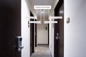 Habitación, habitaciones comunicadas (4 Connecting Rooms - Newly Renovated) | Caja fuerte, sistema de insonorización, tabla de planchar con plancha