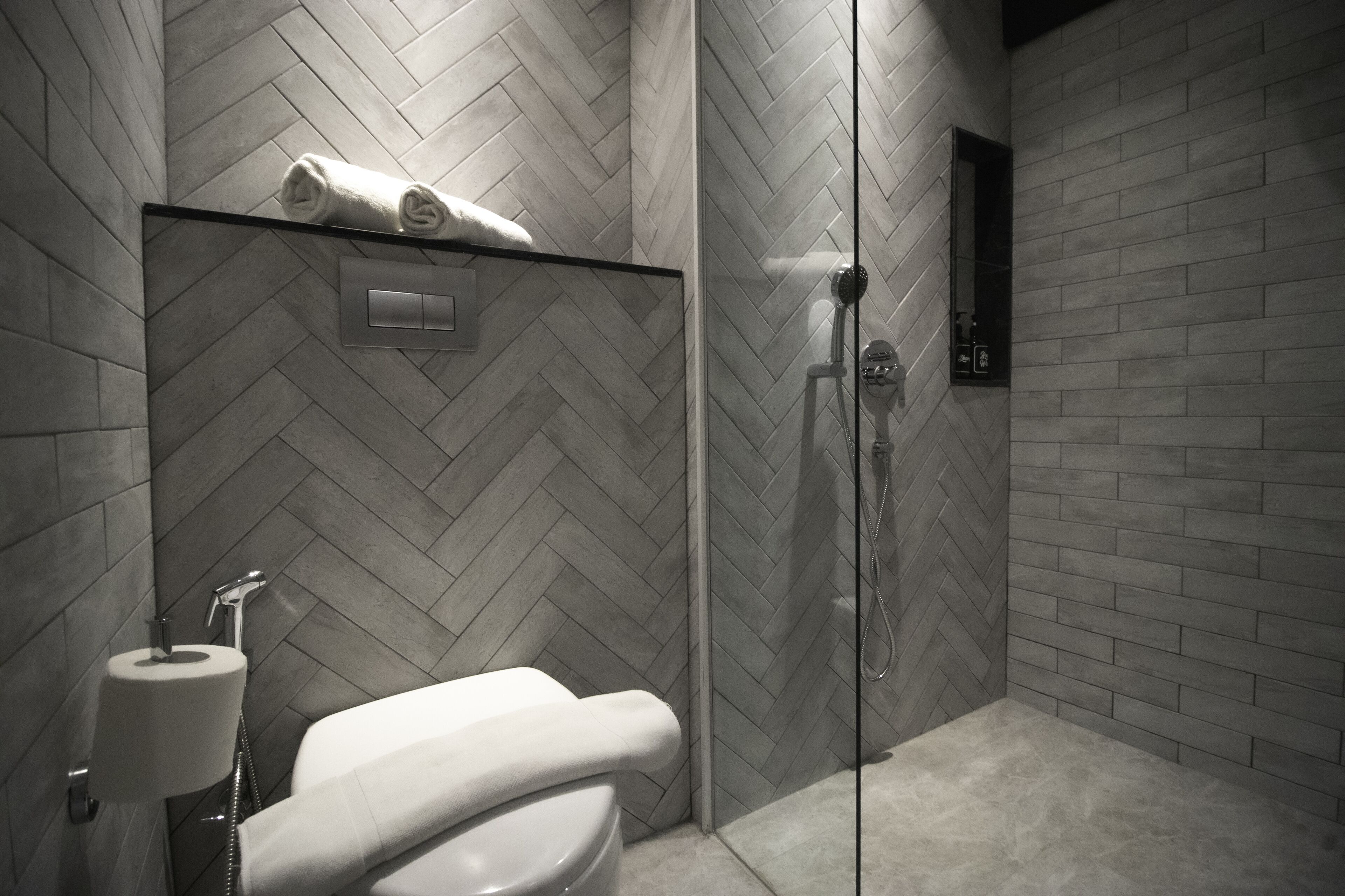 Dusche, kostenlose Toilettenartikel, Haartrockner, Hausschuhe