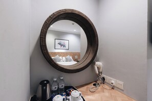 Deluxe Queen without Window | In-room safe, soundproofing, iron/ironing board, free WiFi - Harbour Ville Hotel Hamilton - Lavender (Singapore)