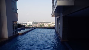 A swimming pool with a view of a cityscape. - D'Esplanade City View Apartment (Johor Bahru)