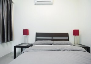 Studio, 1 Queen Bed with Sofa bed