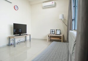 Studio, 1 Queen Bed with Sofa bed | Desk, soundproofing, iron/ironing board - Centrestage - Heart of Petaling Jaya 3 (Petaling Jaya)