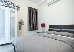 Studio, 1 Queen Bed with Sofa bed | Desk, soundproofing, iron/ironing board - Centrestage - Heart of Petaling Jaya 3 (Petaling Jaya)