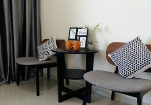 Studio, 1 Queen Bed with Sofa bed