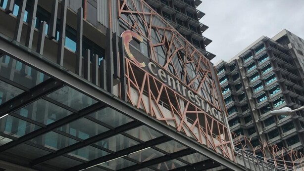 Ein modernes Hotel mit auffälliger geometrischer Fassade und einem überdachten Zugang.