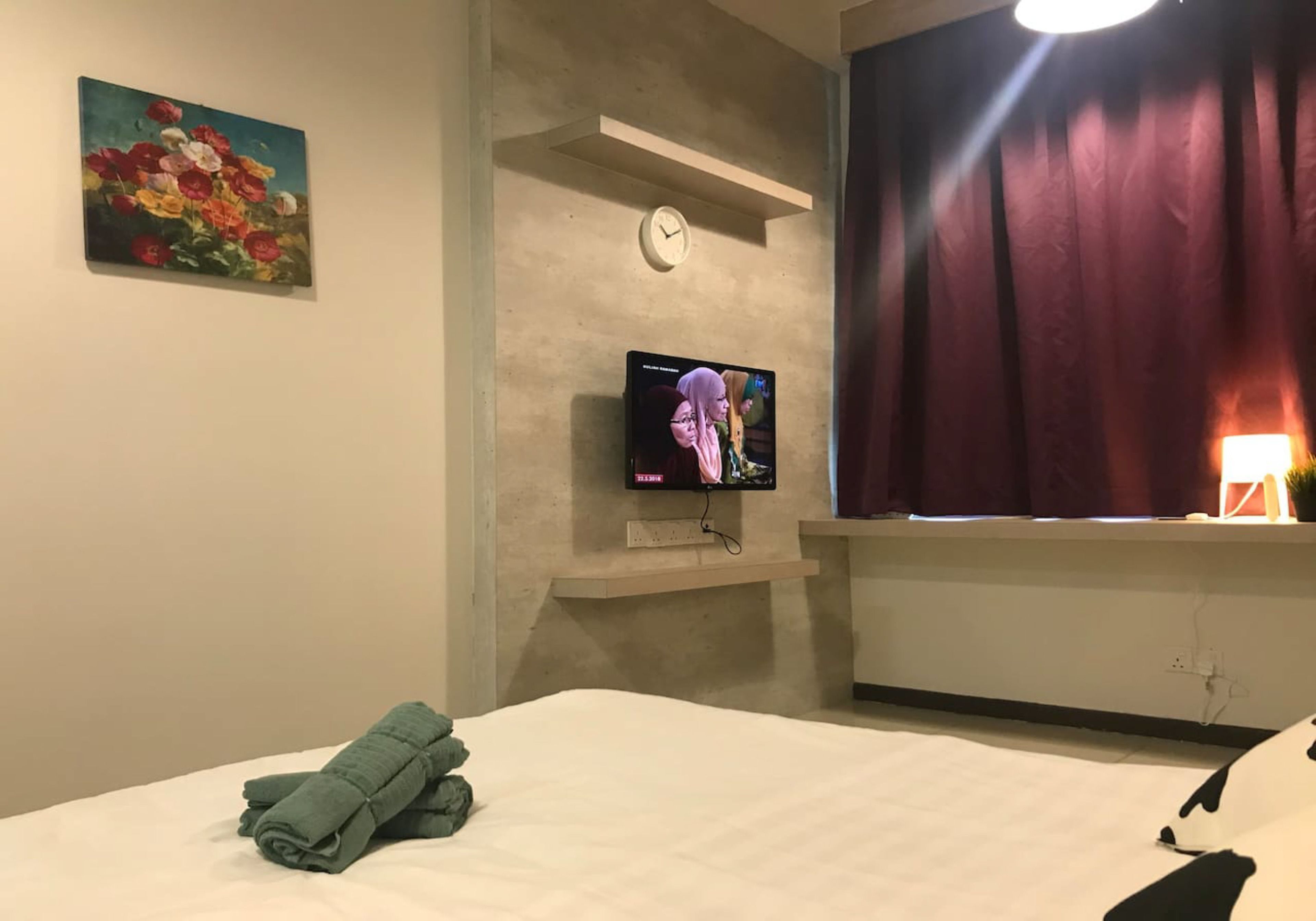 Studio, 1 Queen Bed | In-room safe, desk, soundproofing, iron/ironing board