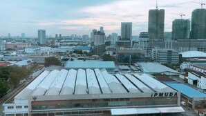 Un gran edificio industrial con varias secciones identificadas como 'BILIK PAMERAAN' e 'IPMUDA'.
