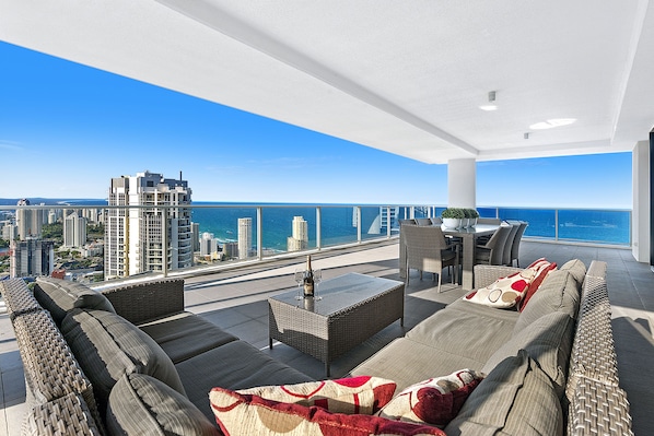 City Apartment, 3 Bedrooms, 2 Bathrooms, City View | Living area