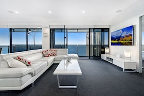 City Apartment, 3 Bedrooms, 2 Bathrooms, City View | Living room