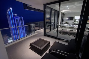Apartemen Elite, 3 kamar tidur, 2 kamar mandi, pemandangan laut | Balkon