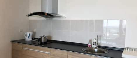 Estudio | Cocina básica privada | Frigorífico grande, microondas, placa de cocina y hervidor eléctrico