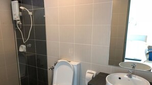 A modern bathroom with a toilet, a shower, and a sink. - Evo Soho - Bandar Baru Bangi 2 (Bandar Baru Bangi)