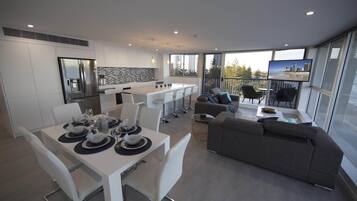 Apartamento premium, 2 quartos, 2 banheiros | Área de estar | TV de tela plana