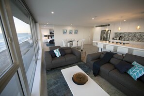 Apartamento premium, 2 quartos, 2 banheiros | Sala de estar | TV de tela plana