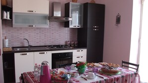 Frokost med lokale retter er inkludert hver dag