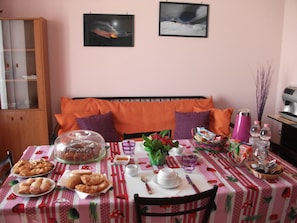 Desayuno con opciones de la cocina local incluido todos los días 