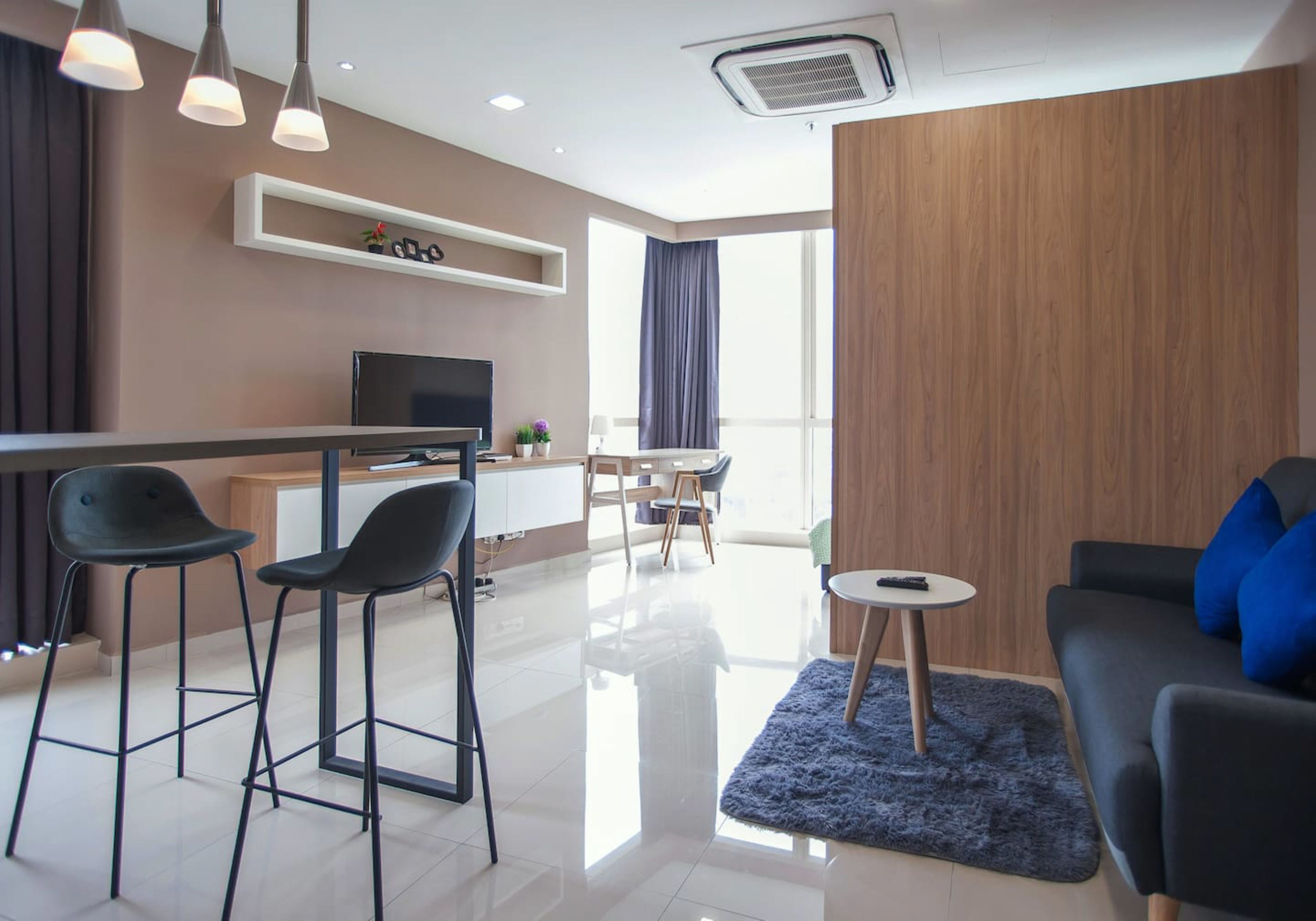 Studio | Desk, soundproofing, iron/ironing board, bed sheets