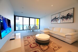Elite-Apartment, 2 Schlafzimmer, 2 Bäder, Meerblick | Wohnzimmer | Flachbildfernseher, DVD-Player