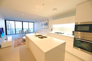Elite Apartment, 2 Bedrooms, 2 Bathrooms, Sea View | Private kitchen - Oracle Boulevard - Private Apartments (Broadbeach)