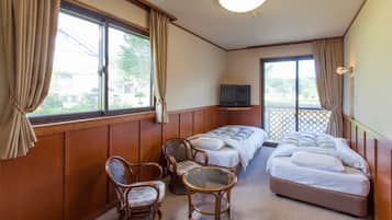 Twin Room, Private Bathroom | Desk, free WiFi, bed sheets