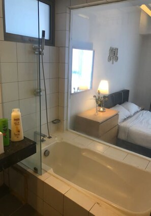 Lägenhet - 1 sovrum | 1 sovrum, skrivbord och strykjärn/strykbräda