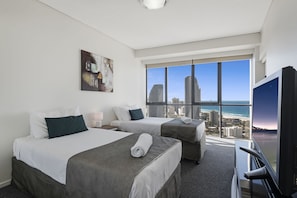 Departamento Elite, 3 habitaciones, vista al océano | Decoración personalizada, escritorio y tabla de planchar con plancha 