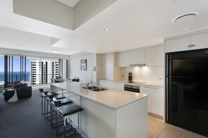 Departamento Elite, 3 habitaciones, vista al océano | Cocina privada | Cafetera y tetera, tetera eléctrica, tostadora y utensilios de cocina 