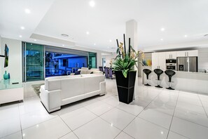 Casa elite, 5 quartos, para não fumantes | Área de estar | TV de tela plana