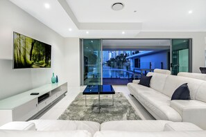 Elite House, 5 Bedrooms, Non Smoking | Living room
