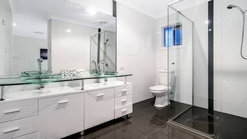 Elite House, 5 Bedrooms, Lake View | Bathroom