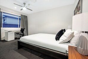 Elite House, 5 Bedrooms, Lake View | 5 bedrooms, individually decorated, desk, iron/ironing board - Amalfi Executive 5 Bedroom Home (Surfers Paradise)