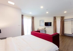 Superior Suite | In-room safe, desk, iron/ironing board, free WiFi - Aloha Hotel (Pontian)