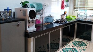 Una cocina moderna con un refrigerador Panasonic, un purificador de agua y un escurreplatos.