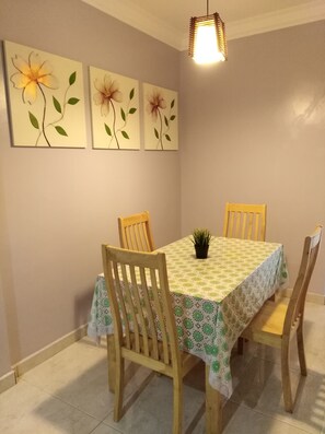 Basic House, 3 Bedrooms, Non Smoking | In-room dining