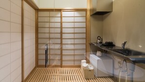 A modern bathroom with a walk-in shower, a toilet, and a sink. - Lica's Room (Kyoto)