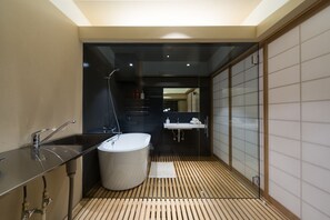 传统公寓 | 浴室 | 淋浴/盆浴组合、免费洗浴用品、吹风机、拖鞋