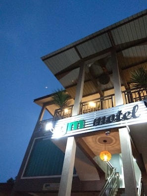 Fachada da propriedade à noite