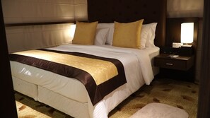 Frigobar, escrivaninha, quartos à prova de som