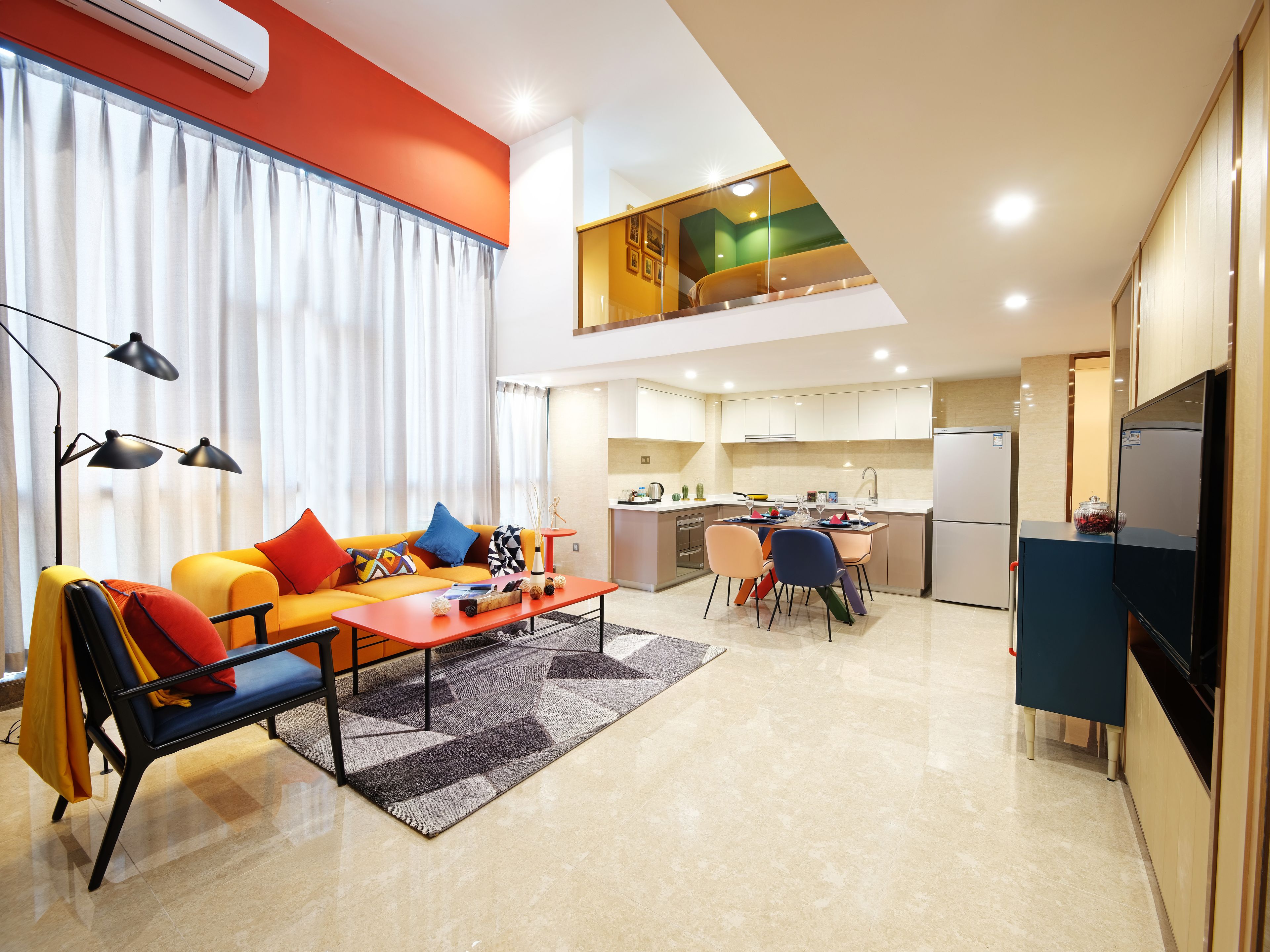 Um apartamento moderno com sala de estar, área de jantar e cozinha.