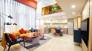 Um apartamento moderno com sala de estar, área de jantar e cozinha.