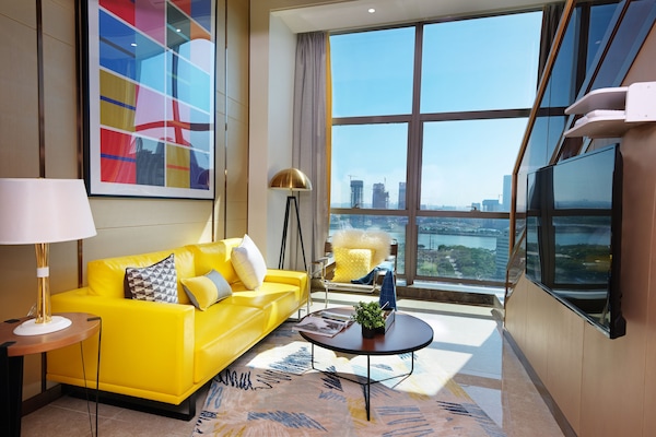 Deluxe-Maisonette | Wohnbereich | 48-Zoll-Flachbildfernseher mit Kabelempfang, Fernseher