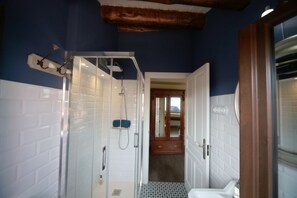 Suite, salle de bain privée, vue sur la montagne | Salle de bain | Douche, douche cascade, articles de toilette (gratuits)