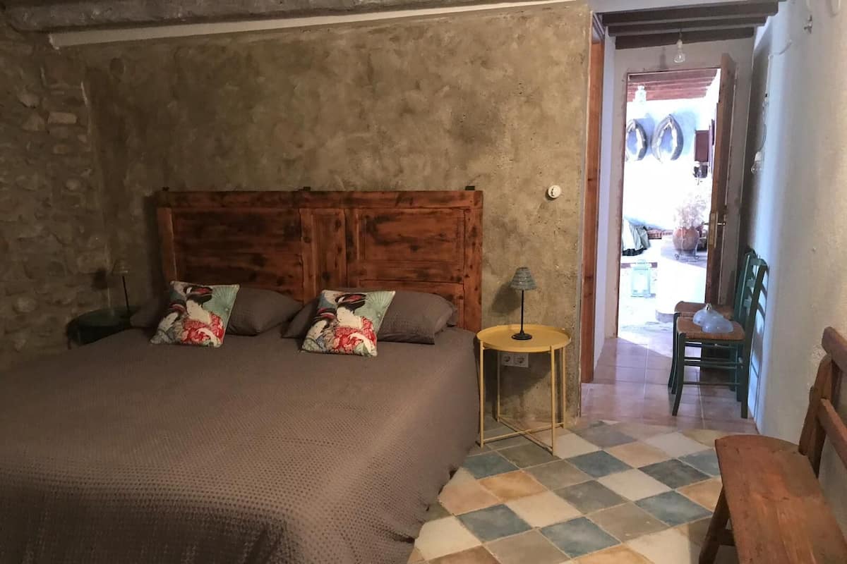 1 bedroom, Egyptian cotton sheets, premium bedding, down duvets