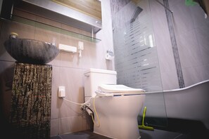 Douche, articles de toilette gratuits, sèche-cheveux, chaussons